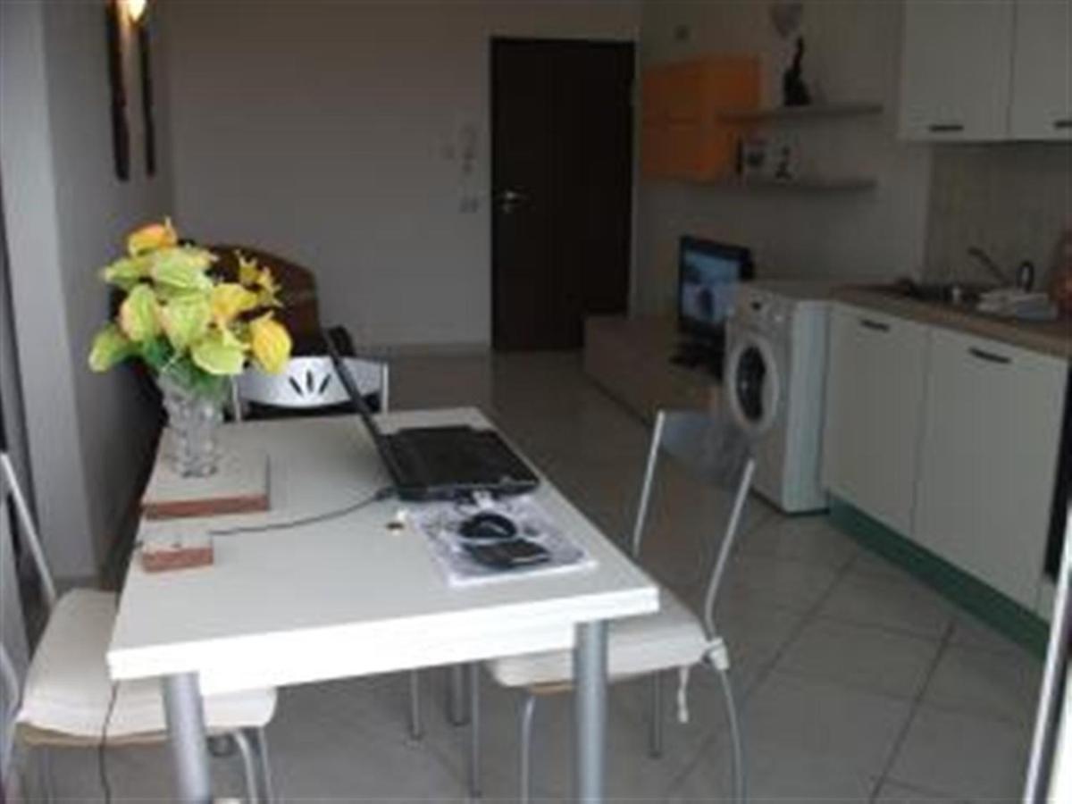 Adult Only Beachfront 2 Bedroom Airport Pick Up, Aircon, Unlimited Wifi Ideal For Remote Working And Long Apartamento Santa María