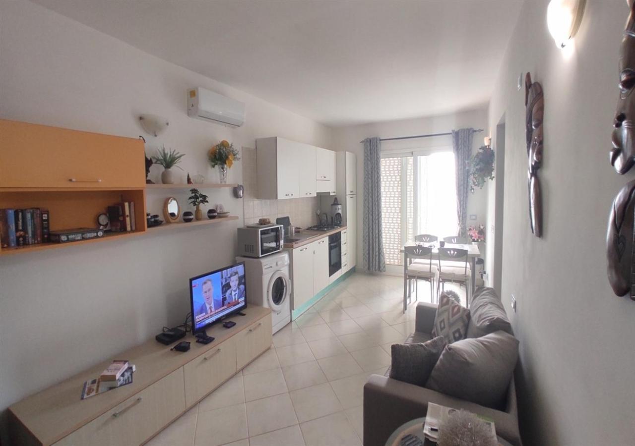 Adult Only Beachfront 2 Bedroom Airport Pick Up, Aircon, Unlimited Wifi Ideal For Remote Working And Long Apartamento