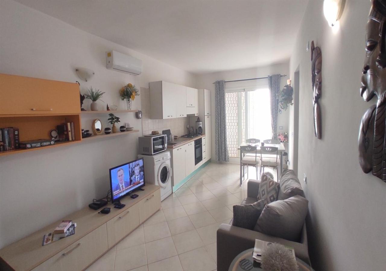 Adult Only Beachfront 2 Bedroom Airport Pick Up, Aircon, Unlimited Wifi Ideal For Remote Working And Long Apartamento